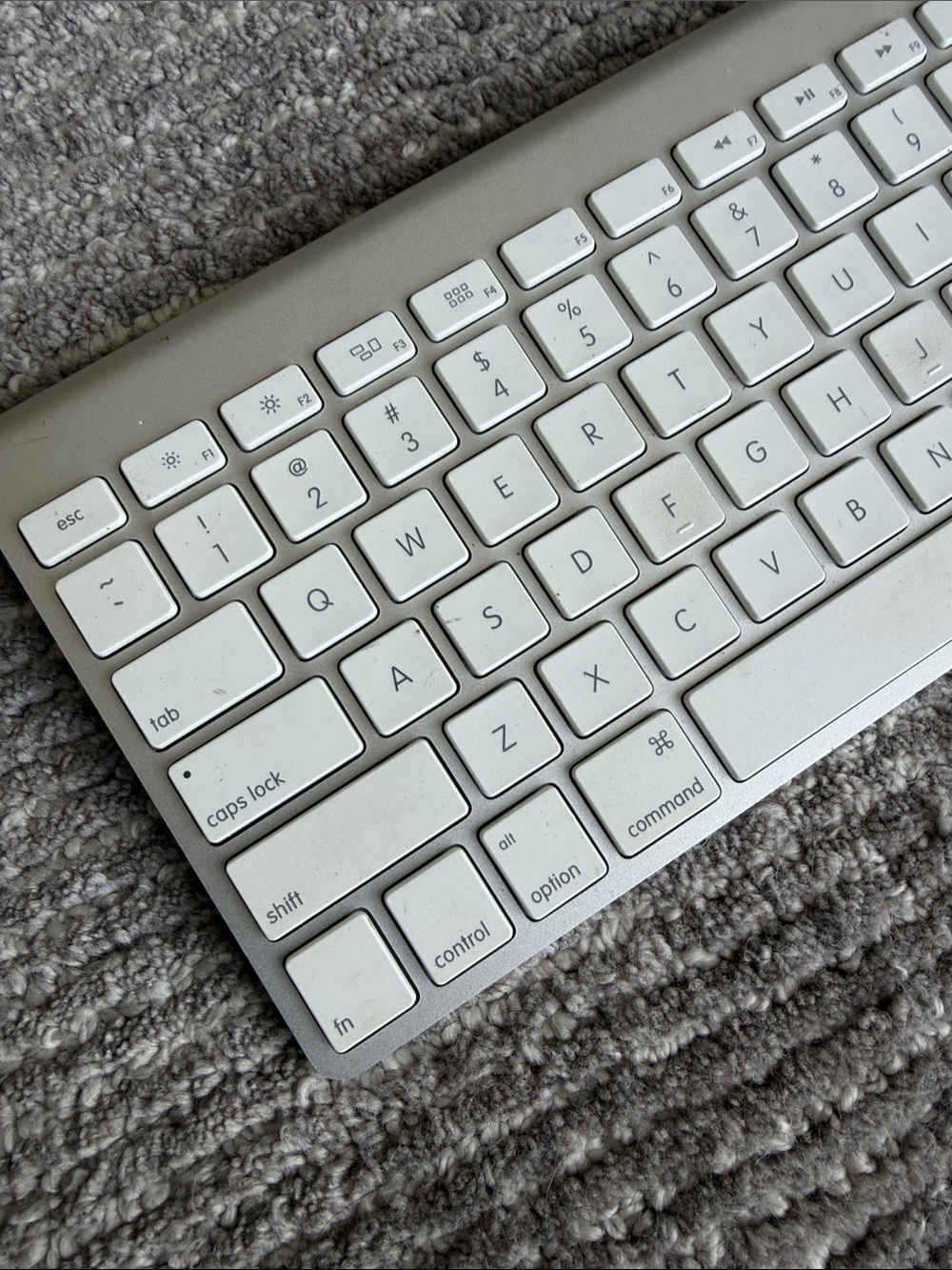 Apple Wireless Aluminum Keyboard in Silver and White model A1314